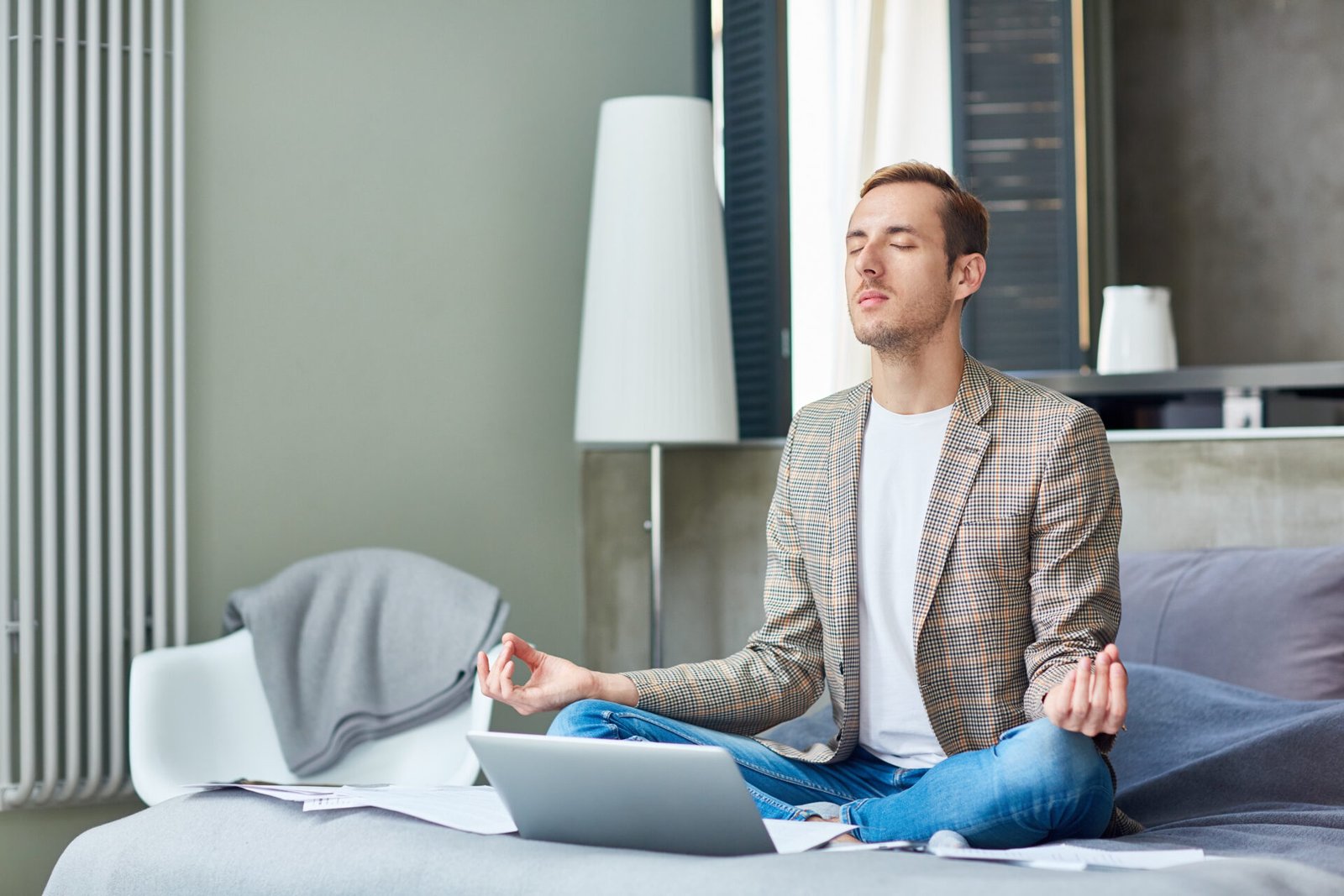 Du betrachtest gerade Meditation zum einschlafen: So funktioniert es